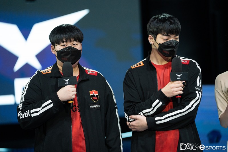 농심 '피터' 정윤수(왼쪽)와 '드레드' 이진혁.