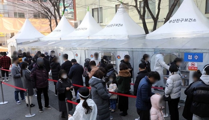 지난 20일 오후 부산진구보건소 선별진료소를 찾은 시민들이 진단검사를 받기 위해 길게 줄을 선 채 차례를 기다리고 있다.