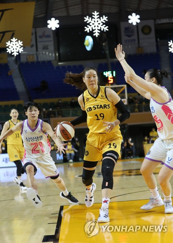 (청주=연합뉴스) 22일 충북 청주체육관에서 열린 삼성생명 2021~2022여자프로농구 KB스타즈와 삼성생명 블루밍스의 경기에서 KB 박지수가 드리블하고 있다.