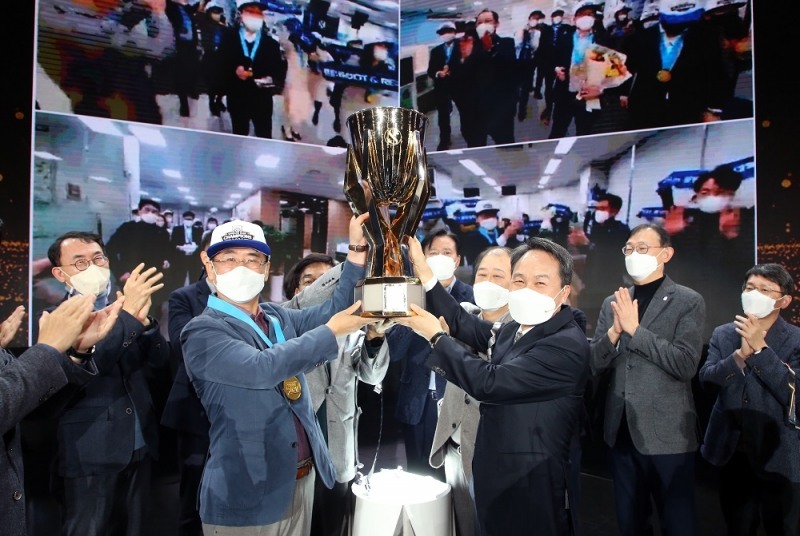 서울시 송파구 소재 올림픽 핸드볼 경기장과 전국 영업점 대상 생중계 방식으로 진행된 2021년 종합업적평가대회에서 진옥동 신한은행장과 대상을 수상한 동탄커뮤니티 직원들의 모습. (사진=신한은행 제공)