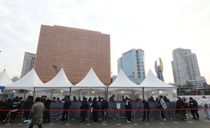 오미크론 변이 확산세가 여전한 가운데 코로나19 신규 확진자가 7630명으로 집계된 23일 오전 서울 중구 서울역광장 임시선별검사소에서 시민들이 검사를 받기 위해 대기하고 있다.