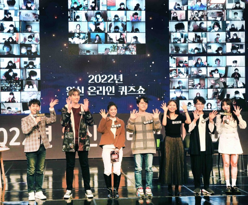 22일 저녁에 서울 강남구 테헤란로 아프리카 TV 스튜디오에서 열린 ‘2022년 원신 온라인 퀴즈쇼’에 참석한 진행자와 성우들이 화상을 통해 인사를 나누고 있다. 