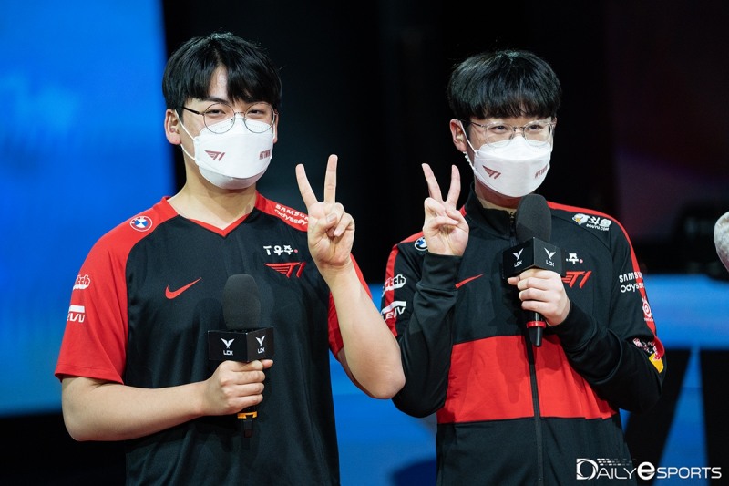 '구마유시' 이민형(왼쪽)과 '제우스' 최우제.