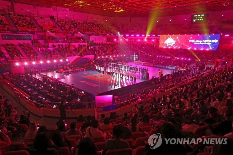 (광주=연합뉴스) 23일 광주 서구 페퍼스타디움(염주종합체육관)에서 열린 프로배구 V리그 올스타전에서 남자부와 여자부 선수들이 소개되고 있다.