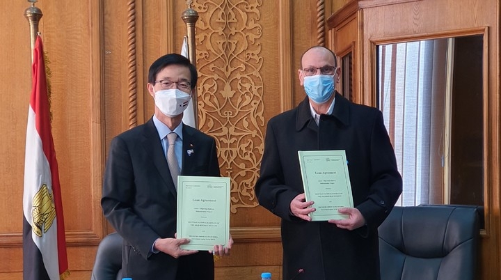 방문규 수은 행장은 지난 21일(현지 시간) 이집트 카이로에서 모스타파 아부 엘마카렘(Mostafa Abou Elmakarem) 철도청 청장과 이집트 철도사업 관련 EDCF 차관계약서에 서명했다. (사진=수출입은행)