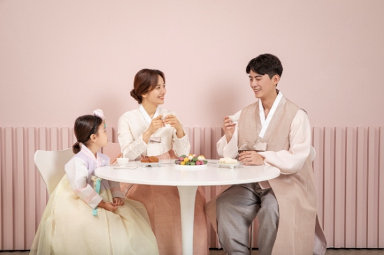 설 연휴 기간 달고 질긴 음식을 자주 먹다보면 충치나 잇몸질환이 발생하기 쉽고 자칫 면역력이 떨어질 수도 있으므로 수분과 야채를 자주 섭취해야 한다고 유디치과는 조언했다.