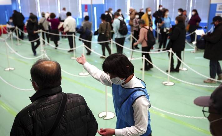 22일 일본 도쿄에서 코로나19 모더나 제 부스터샷 접종이 이뤄지고 있다