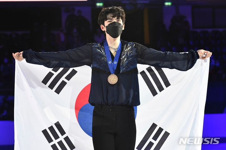 차준환이 23일(현지시간) 에스토니아 탈린의 톤디라바 아이스 홀에서 열린 2022 국제빙상연맹(ISU) 4대륙선수권대회에서 우승한 후 태극기를 들고 포즈를 취하고 있다. 차준환은 남자 싱글 프리스케이팅에서 기술점수(TES) 86.48, 예술점수(PCS) 88.78로 174.26점을 받아 전날 쇼트 프로그램 98.96점과 합쳐 273.22점으로 우승해 한국 선수 사상 처음으로 4대륙 대회 메달을 따냈다.
