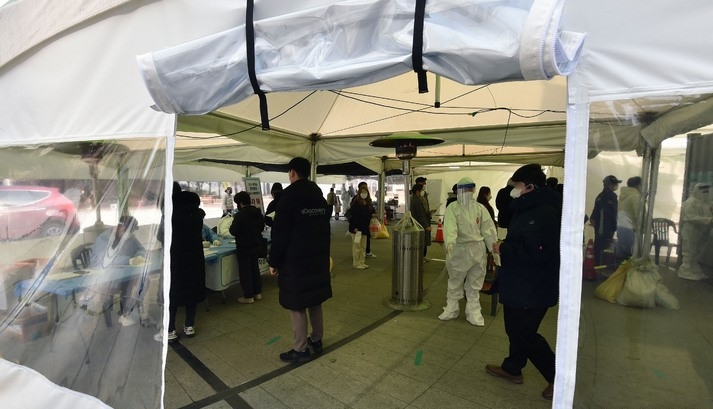 오미크론 변이 확산세가 여전한 가운데 코로나19 신규 확진자가 7,630명으로 집계된 23일 오후 대구 중구 국채보상운동기념공원 임시선별검사소에서 시민들이 코로나19 진단검사를 받기 위해 순서를 기다리고 있다.