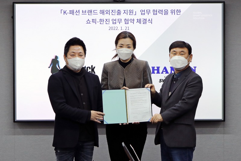 (왼쪽부터)㈜쇼픽 변영석 대표이사, ㈜한진 조현민 미래성장전략 및 마케팅 총괄 사장, ㈜한진 노삼석 대표이사 사장/사진 제공 = 한진