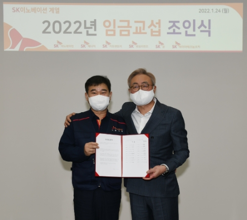 임금교섭 조인식 후 SK이노베이션 김준 부회장(오른쪽)과 이성훈 노조위원장(왼쪽)이 기념사진을 촬영하고 있다.