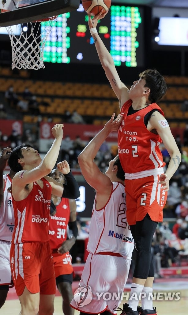 (서울=연합뉴스) 24일 서울 잠실학생체육관에서 열린 프로농구 서울 SK와 대구 한국가스공사의 경기. SK 최준용이 팁인을 성공하고 있다.