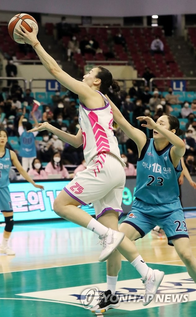(부천=연합뉴스) 24일 부천실내체육관에서 열린 여자프로농구 하나원큐 여자농구단과 삼성생명 블루밍스의 경기. 1쿼터 삼성생명 배혜윤이 슛을 시도하고 있다.