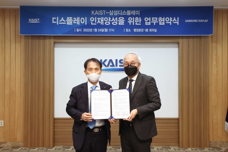 (왼쪽부터 KAIST 이광형 총장, 삼성디스플레이 최주선 대표이사)/사진 제공 = 삼성디스플레이