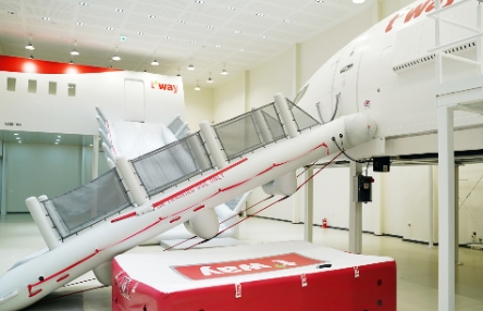 티웨이항공훈련센터(비상탈출 슬라이드)./ 사진 제공 = 티웨이항공