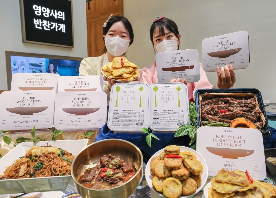  25일 오전, 서울시 영등포구에 위치한 현대백화점 더현대 서울 지하 1층 식품관 '영양사의 반찬가게'에서 직원들이 ‘설 상차림용 건강반찬’을 소개하고 있는 모습.
