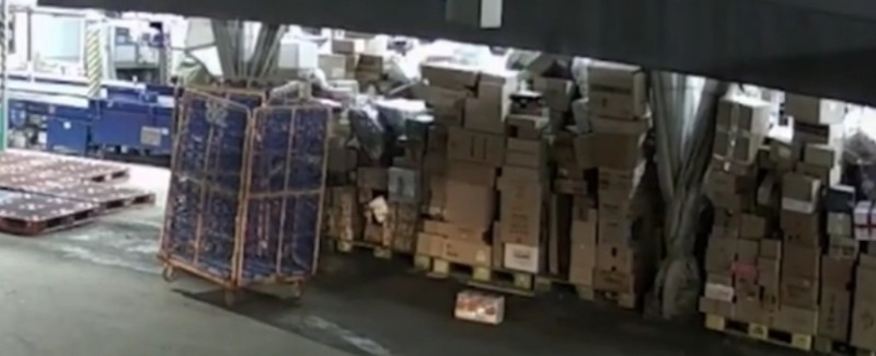 고객 택배가 정리되지 못한채 쌓여있는 모습의 동영상 캡처
