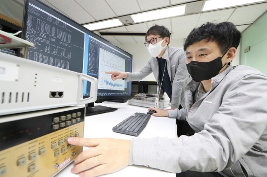 KT 융합기술원에서 KT 연구원들이 20kbps 장비를 테스트하는 모습