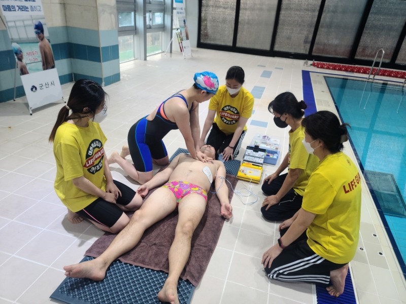 군산국민체육센터가 ‘익사사고 제로 실천’을 위해 휴장기간동안 긴급사고 상황 대비 교육을 실시했다. (사진제공 = 군산시)