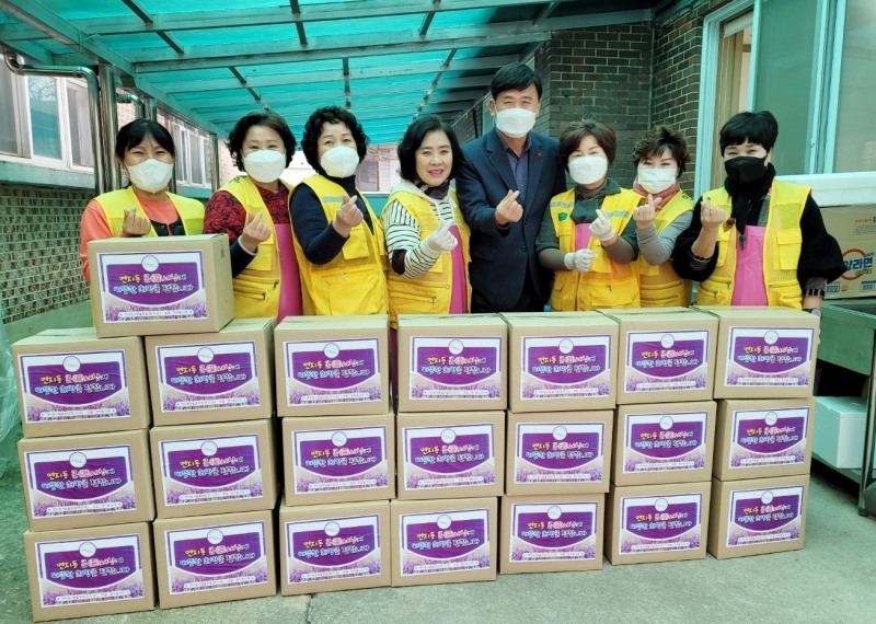 정읍시 '연지동 사람들 모임’은 지역 내 소외계층 21세대를 대상으로 밑반찬을 나누는 행사를 진행했다. (사진제공 = 정읍시)