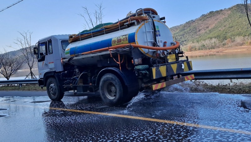고병원성 조류인플루엔자(AI) 방역을 위한 주요 도로변 소독작업 (사진제공 = 함평군)