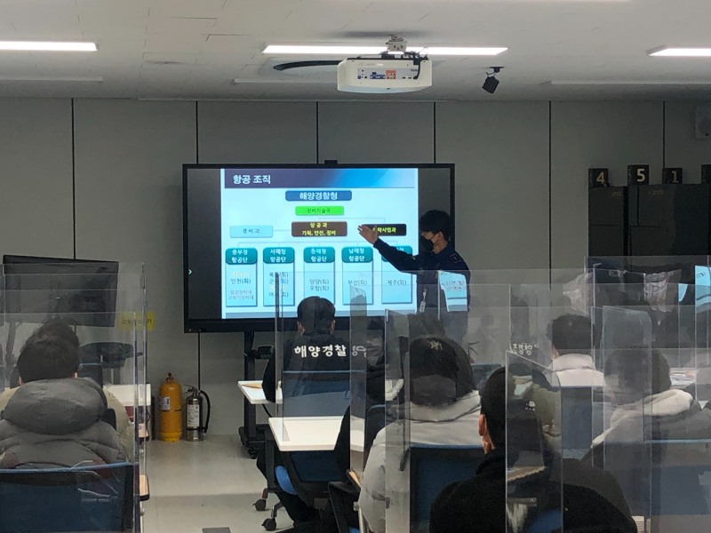서해지방해양경찰청 목포회전익항공대가 한국해양수산연수원 목포분원에서 예비 해양수산 산업 종사자인 군산대 학생 25명을 대상으로 구조헬기 안전교육을 실시했다. (사진제공 = 서해지방해양경찰청)