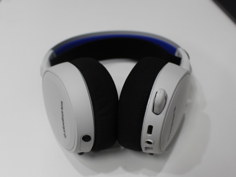 전작과 달리 USB-C타입 충전단자가 채택돼 편의성을 높였다.