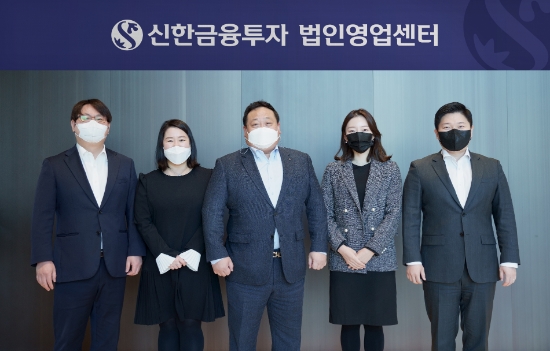신한금융투자 허정운 법인영업센터장과 직원들이 오픈을 기념해 사진촬영을 하고 있다. / 사진 제공 = 신한금융투자