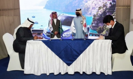 PSA 계약서 서명, 서명식 사진 왼쪽 SNAM사 파드 알도히시 대표, 오른쪽 쌍용자동차 신사업/KD팀 김창원 팀장, 사진 위 오른쪽 왕립위원회 아마드 알 후사인./ 사진 제공 = 쌍용자동차