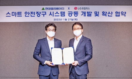 LG유플러스와 현대엘리베이터는‘스마트 안전장구 시스템 공동 개발 및 확산 협력’에 관한 업무협약(MOU)을 27일 체결했다. 사진은 현대엘리베이터 사옥에서 진행된 협약식에 참석한 LG유플러스 전승훈 스마트인프라사업담당 상무(오른쪽)와 현대엘리베이터 이정한 최고안전환경책임자(왼쪽) 기념 촬영하고 있는 모습./ 사진 제공 = LG유플러스