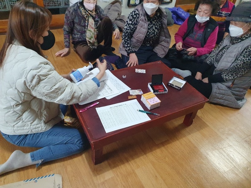 정우면사무소가 정읍시 3차 재난기본소득 지원금에 대해 찾아가는 방문 신청에 들어가며 큰 호응을 얻고 있다. (사진제공 = 정읍시)