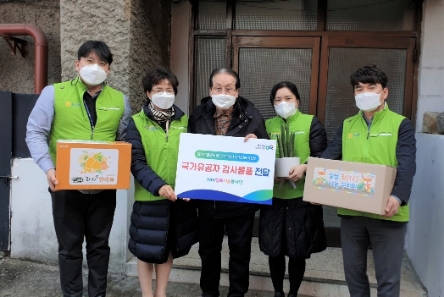 농협중앙회 조은주 지역사회공헌부장(왼쪽 두번째)을 비롯한 행복이음봉사단은 서울 서대문구 거주 6.25전쟁 참점용사 조병진 선생(가운데)을 예방하고 우리농산물 설선물과 함께 감사한 마음을 전달했다./ 사진 제공 = 농협중앙회