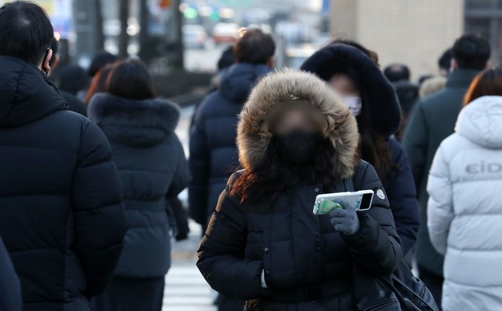 지난 20일 오전 서울 종로구 세종대로 인근에서 시민들이 이동하고 있다.