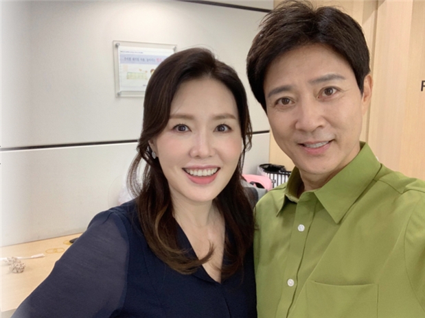 최수종·하희라 친선대사, 전국 소외계층에 손소독제 기부