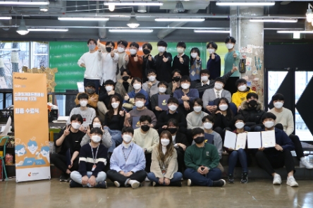 SGM 13기 수료식에 참석한 창작자들이 단체 사진을 찍고 있는 모습./ 사진 제공 = 스마일게이트