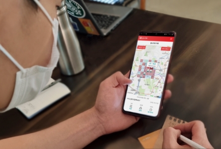 인천 청라의 초밥집 사장님이 KT 잘나가게의 상권분석서비스를 이용하고 있다./ 사진 제공 = KT