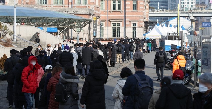 지난 27일 오전 서울 중구 서울역광장 코로나19 임시선별검사소에서 시민들이 검사를 받기 위해 줄서 기다리고 있다.