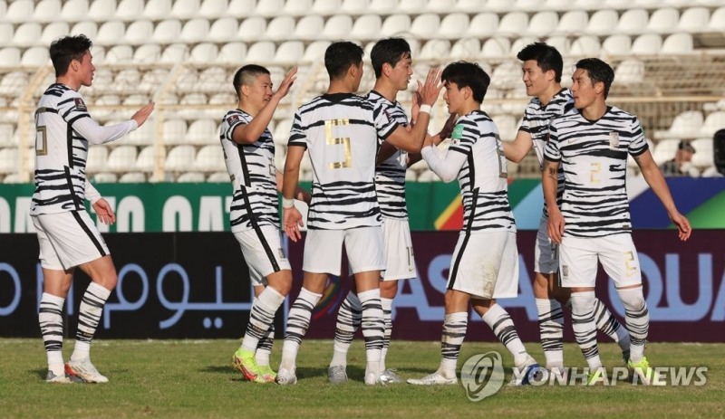 (시돈=연합뉴스) 27일(현지시간) 레바논 시돈의 시립경기장에서 열린 2022 카타르 월드컵 아시아 최종예선 조별리그 A조 7차전 대한민국과 레바논의 경기. 1-0으로 승리를 거둔 한국 선수들이 승리를 자축하고 있다.