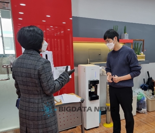 목포시 방역관계자가 코로나19 감염 확산 방지를 위해 학원을 방문해 현장을 점검하고 방역에 대한 주의사항을 학원 관계자에게 전달하고 있다/사진=목포시