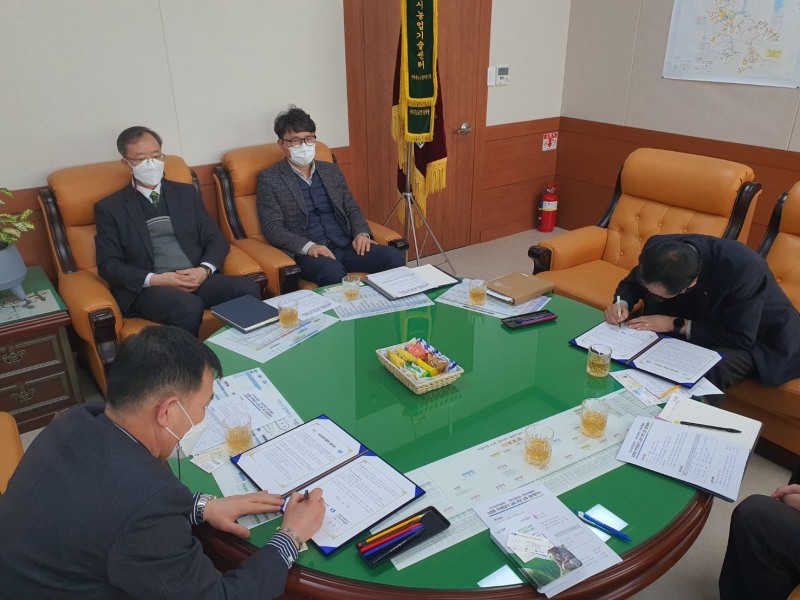 군산시농업기술센터는 대한상공회의소 전북인력개발원과 농업용 드론의 다양한 활용기술보급을 위해 업무협약을 체결했다. (사진제공 = 군산시)