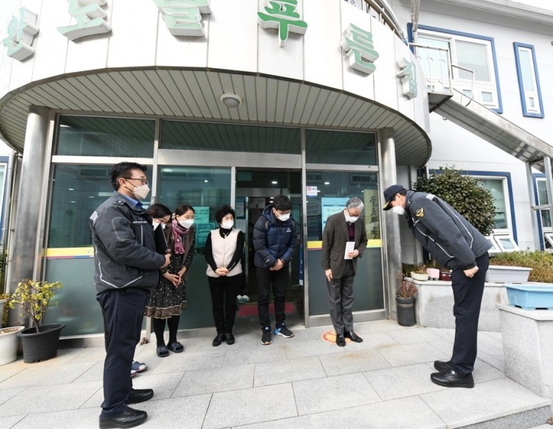 완도해양경찰서는 설날 명절을 앞두고 관할 내 노인요양시설, 조손가정 등 소외계층을 찾아가 이웃 사랑 나눔 행사를 실시했다. (사진제공 = 완도해양경찰서)