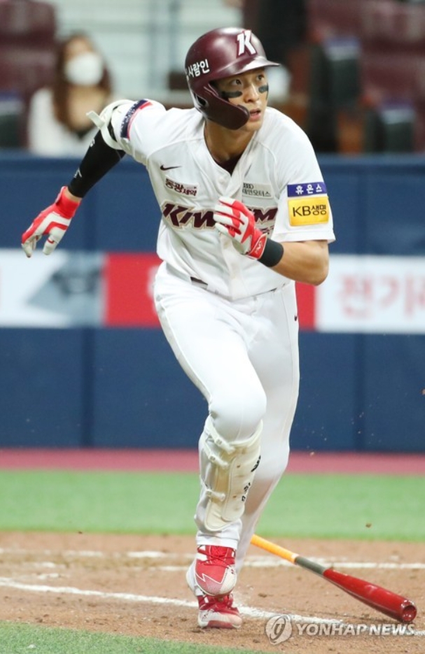 이정후, 6년차 KBO 역대 최대연봉 7억5천만원에 사인…이용규는 300% 인상된 4억원에 계약해