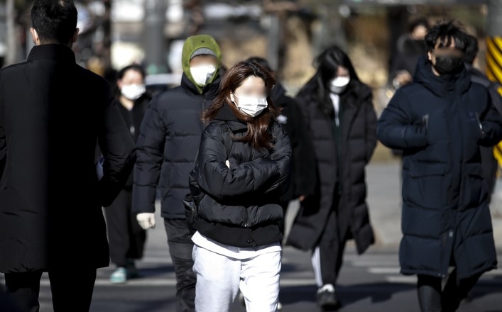 영하권 날씨가 이어지고 있는 지난 13일 오후 서울시내에서 두꺼운 옷차림을 한 시민들이 몸을 웅크린 채 이동하고 있다.