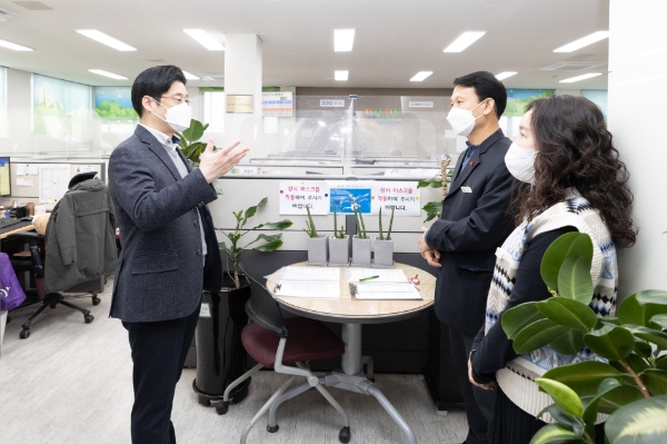 경기도120콜센터 직원을 격려하는 오병권 권한대행