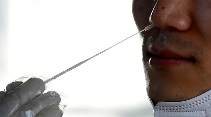 지난 27일 오전 대구 동구 보건소 선별진료소에서 시민이 코로나19 진단검사를 받고 있다.