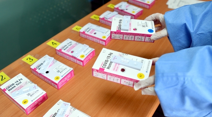 코로나19 오미크론 변이바이러스 급증으로 광주지역 검사방식이 고위험군 중심으로 변경된 26일 오전 광주 서구 선별진료소 옆에 설치된 '신속항원검사소'에 자가검사키트가 번호별로 분류돼 있다.