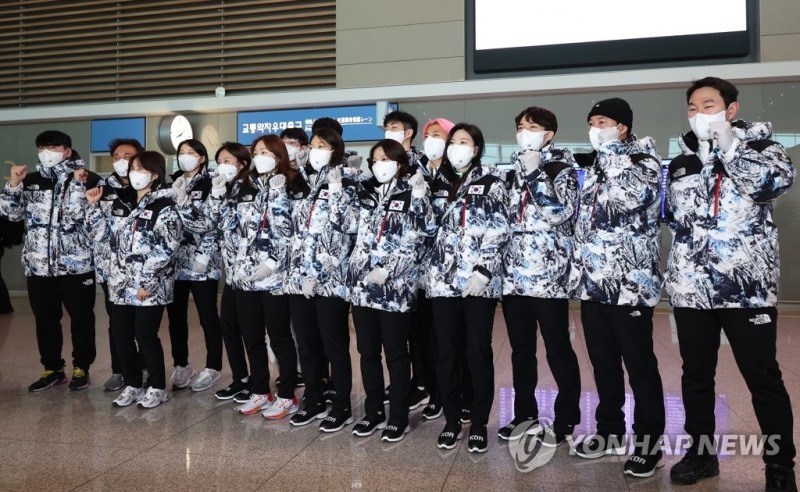 (영종도=연합뉴스) 2022 베이징동계올림픽에 출전하는 대한민국 쇼트트랙 대표팀 선수들이 30일 오전 영종도 인천국제공항 제2여객터미널에서 출국에 앞서 기념촬영을 하며 파이팅을 외치고 있다.