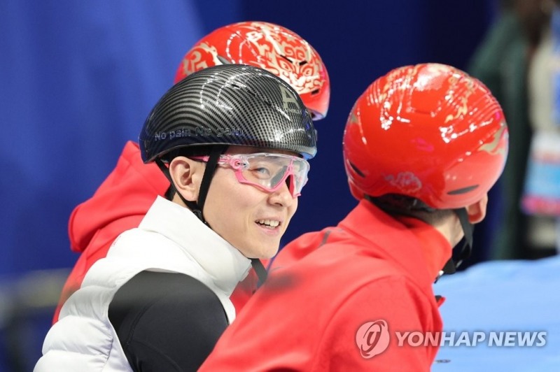 (베이징=연합뉴스) 2022 베이징 동계올림픽 개막을 5일 앞둔 30일 중국 베이징 캐피털 실내 경기장에서 중국 쇼트트랙 대표팀 기술코치를 맡은 안현수(러시아명 빅토르 안)가 훈련도중 선수들과 대화하고 있다.