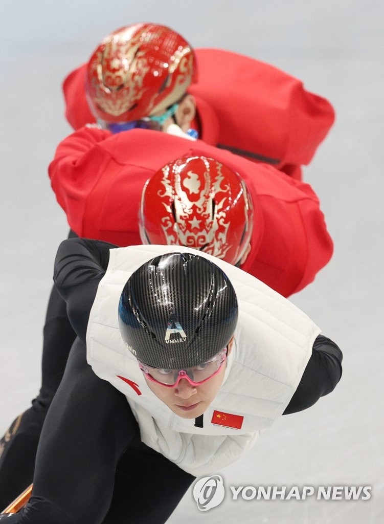 (베이징=연합뉴스) 2022 베이징 동계올림픽 개막을 5일 앞둔 30일 중국 베이징 캐피털 실내 경기장에서 중국 쇼트트랙 대표팀 기술코치를 맡은 안현수(러시아명 빅토르 안)가 훈련을 지휘하고 있다.