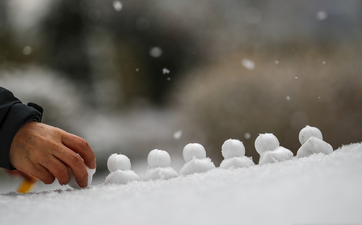 지난 19일 오전 서울 용산구 용산역에서 한 시민이 눈오리를 만들고 있다.